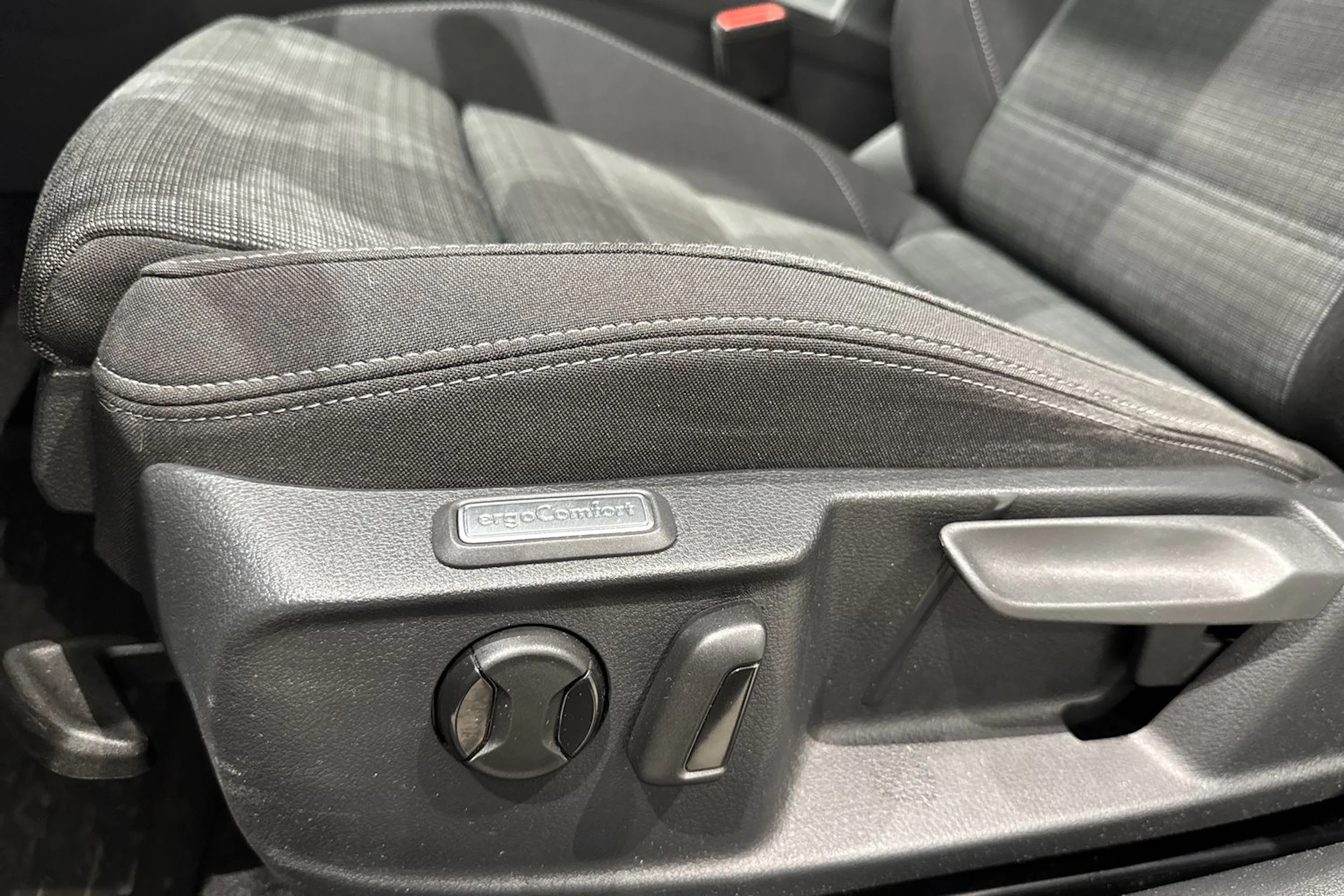 harmaa Volkswagen Passat 2020 kuva 19.