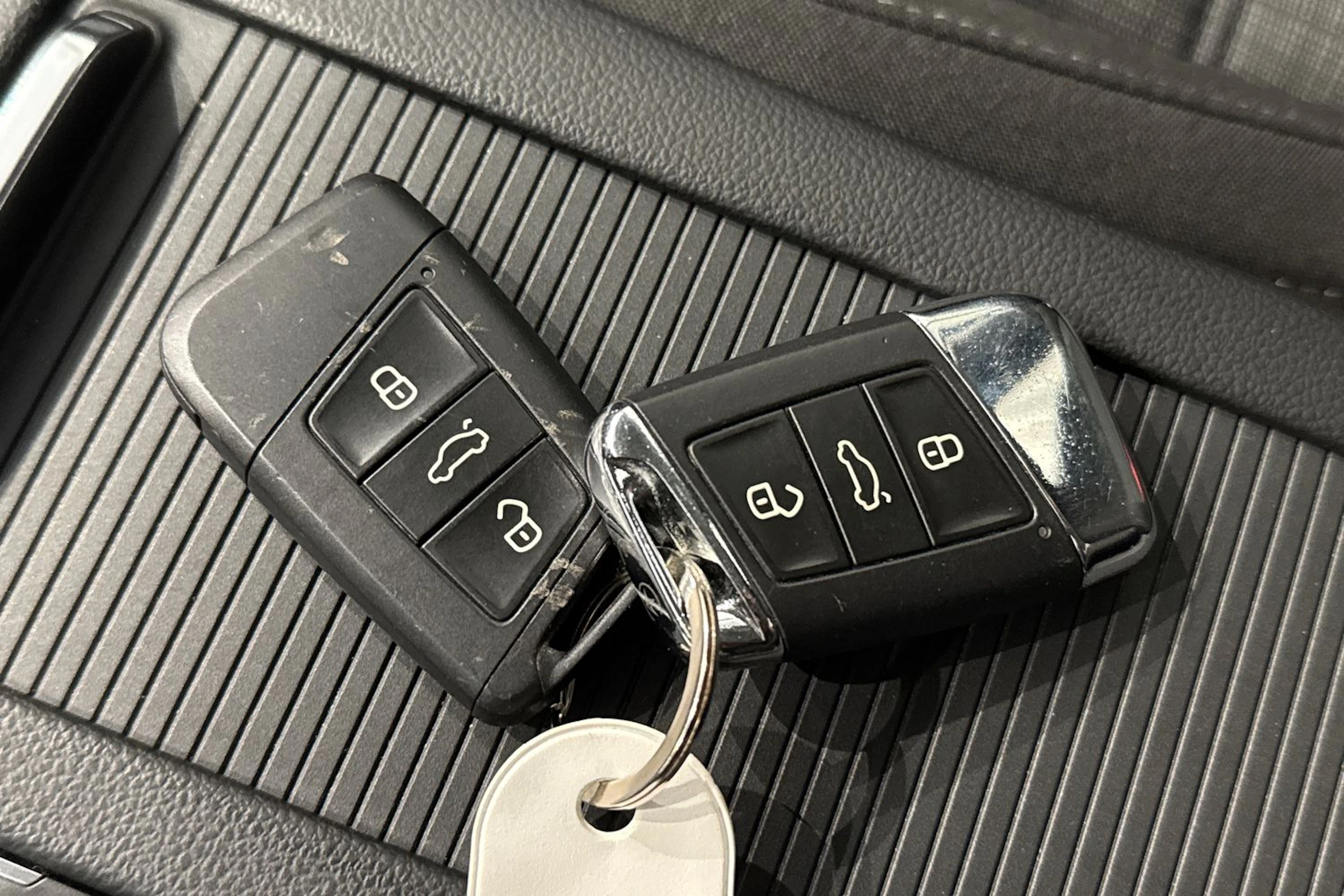 harmaa Volkswagen Passat 2020 kuva 29.
