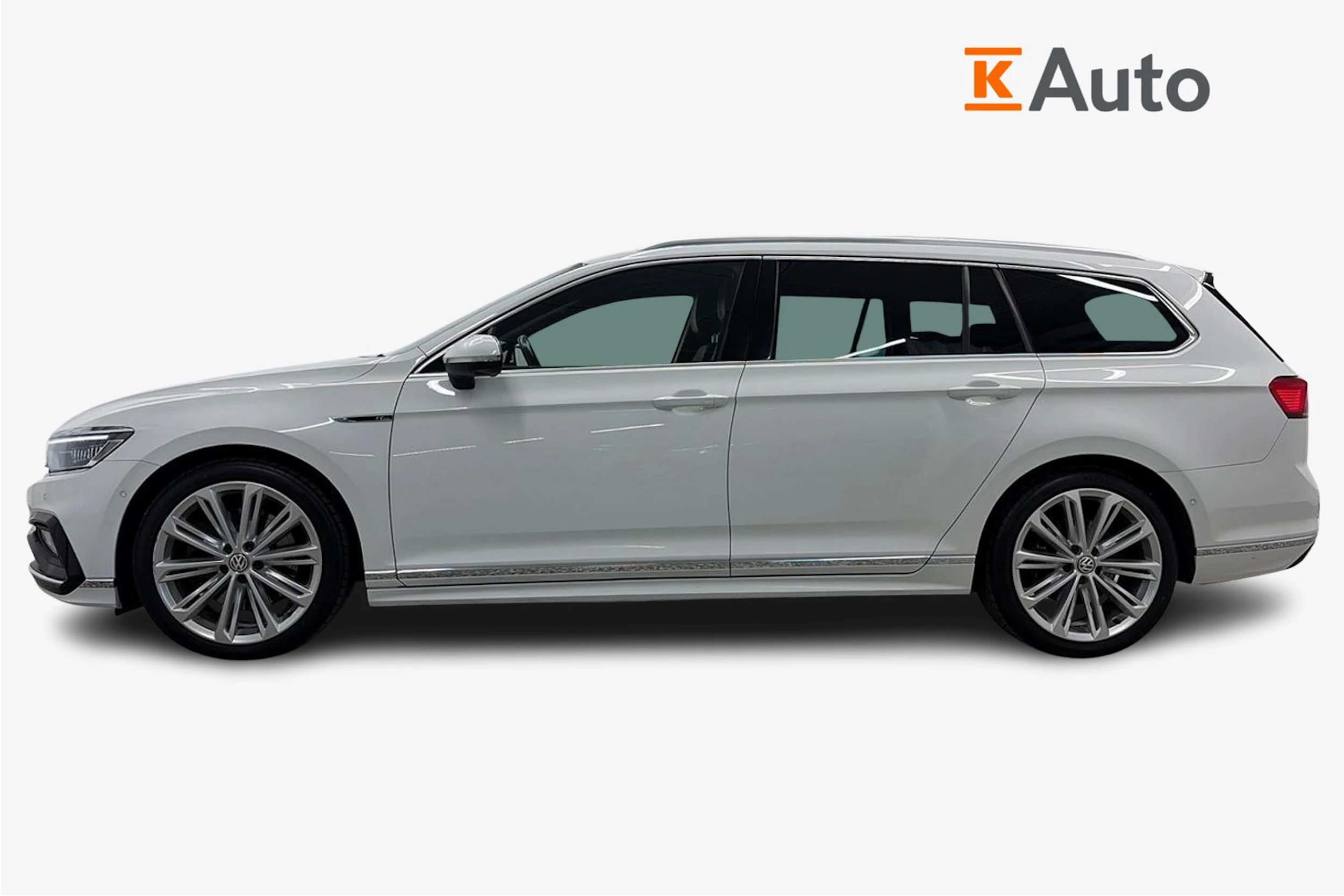 valkoinen Volkswagen Passat 2020 kuva 5.