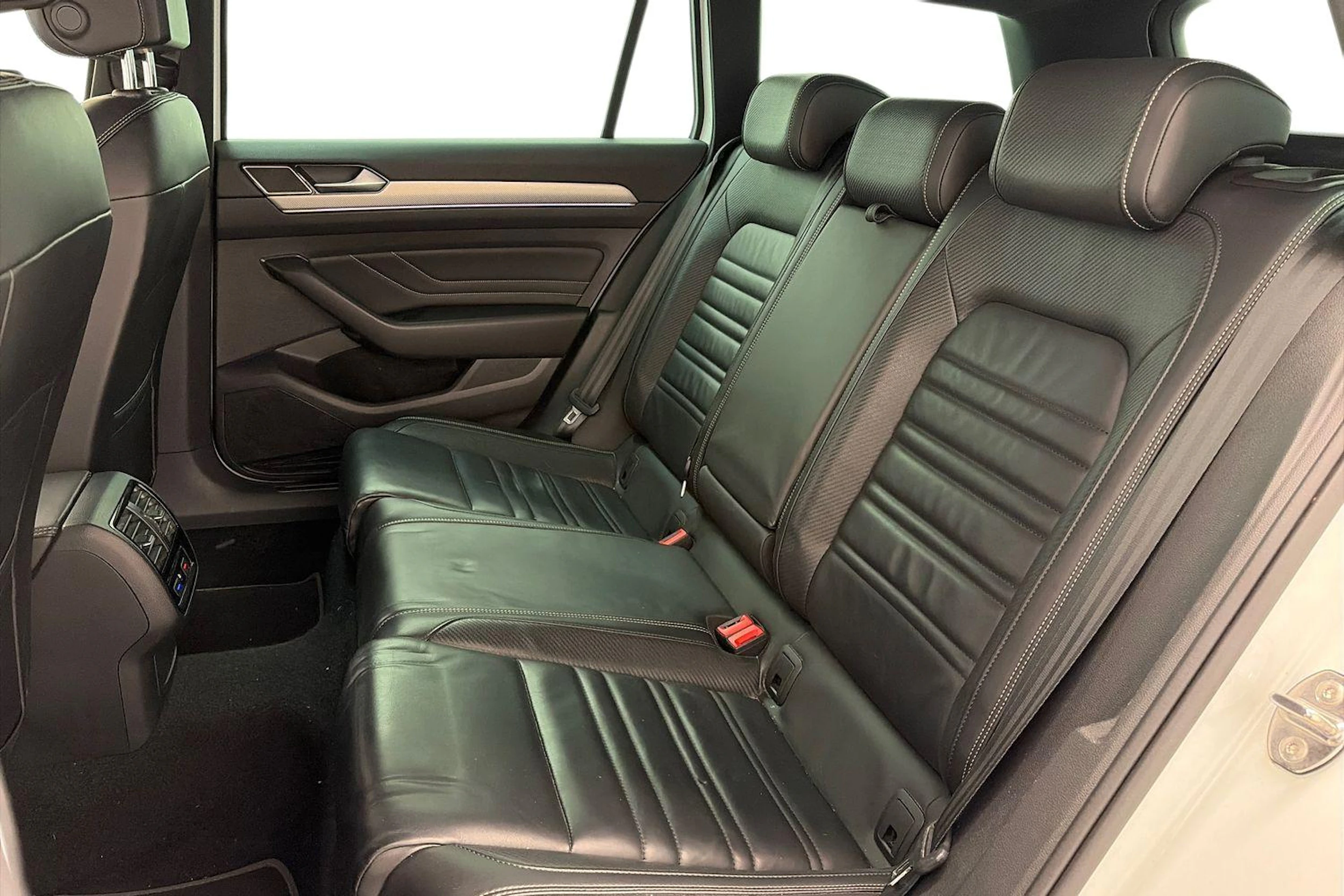 valkoinen Volkswagen Passat 2020 kuva 8.