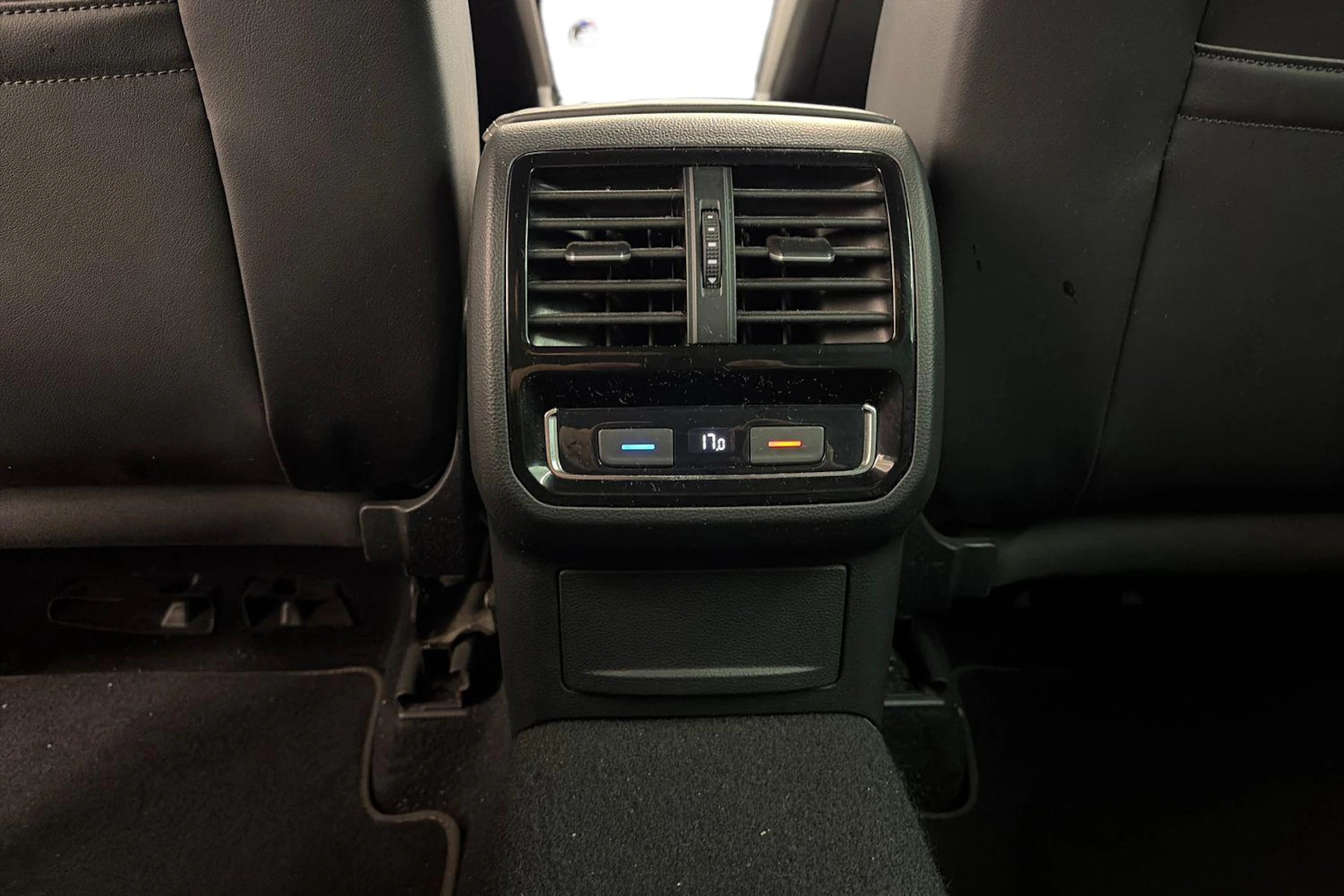 valkoinen Volkswagen Passat 2020 kuva 9.