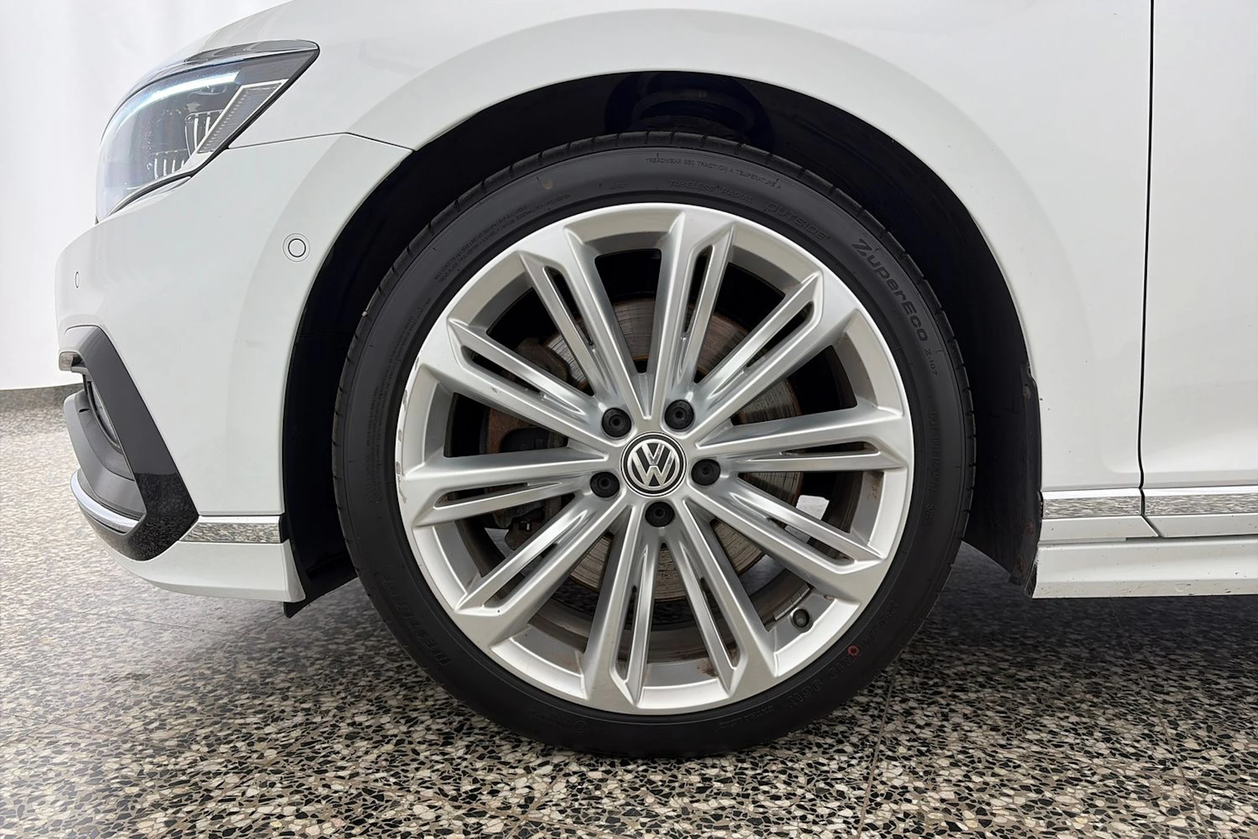 valkoinen Volkswagen Passat 2020 kuva 10.