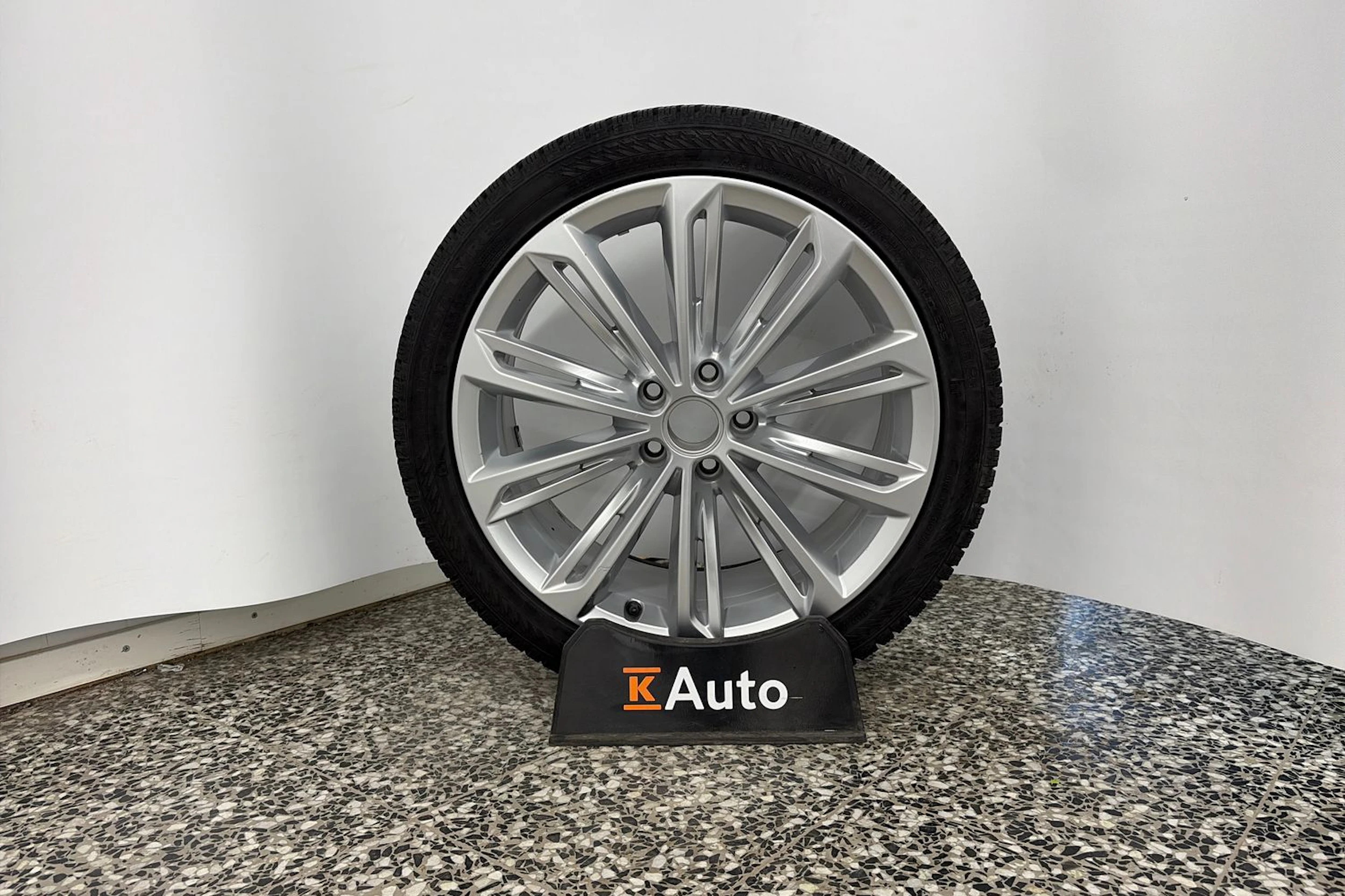valkoinen Volkswagen Passat 2020 kuva 11.