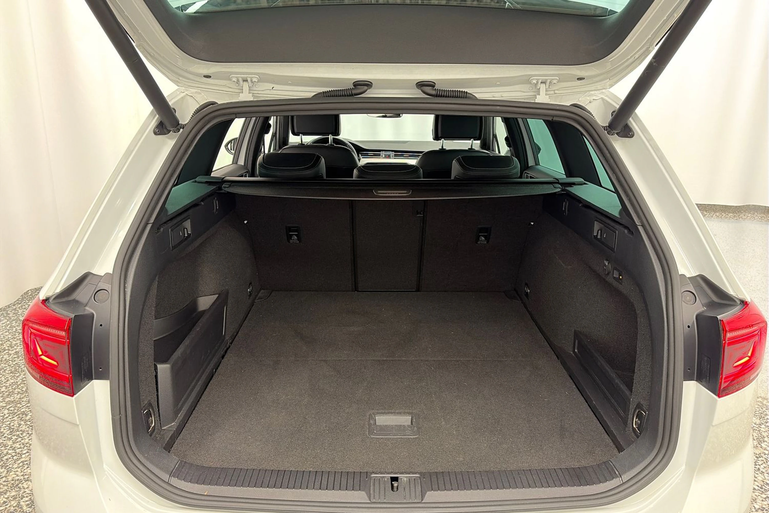 valkoinen Volkswagen Passat 2020 kuva 12.