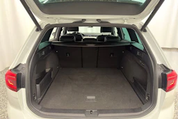 valkoinen Volkswagen Passat 2020 kuva 12.
