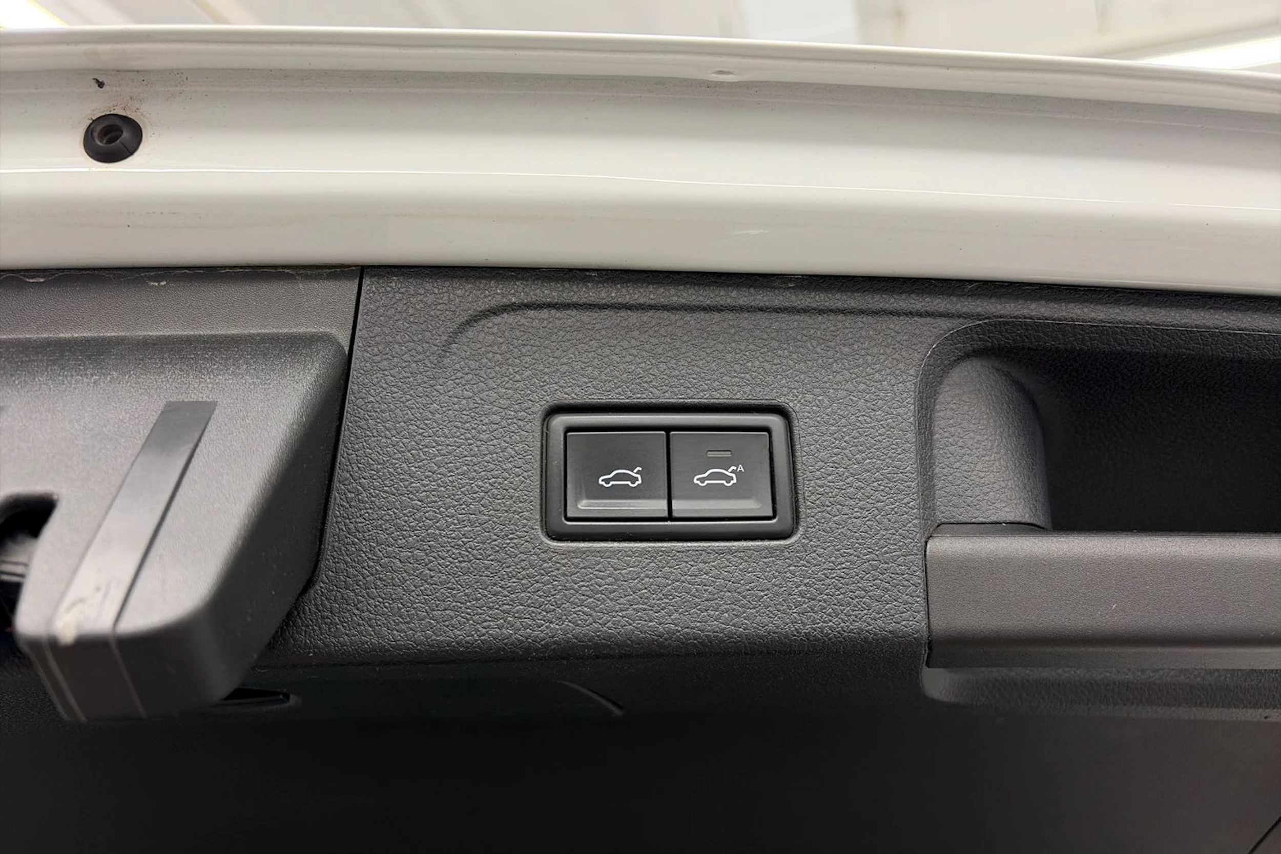 valkoinen Volkswagen Passat 2020 kuva 13.