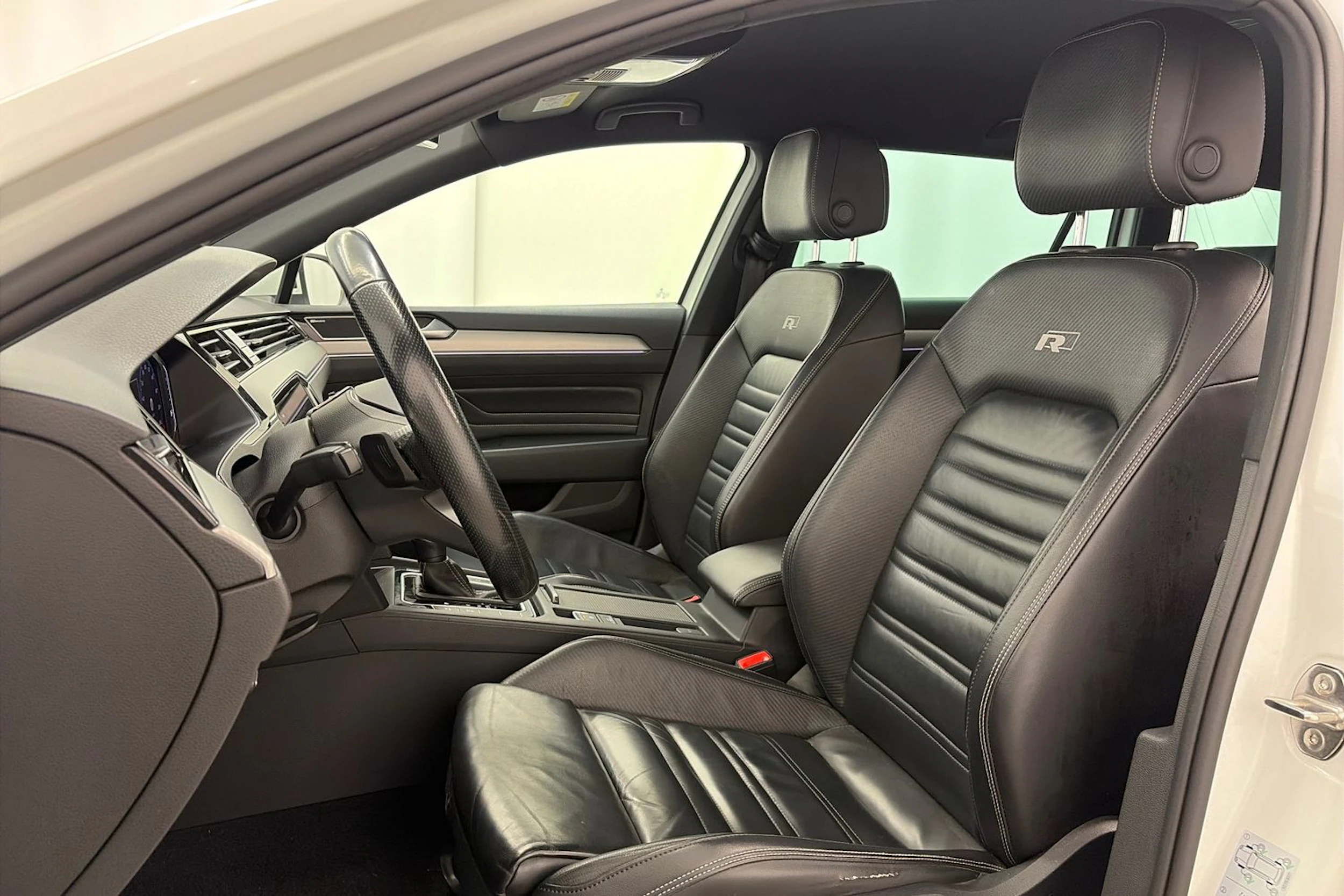 valkoinen Volkswagen Passat 2020 kuva 15.