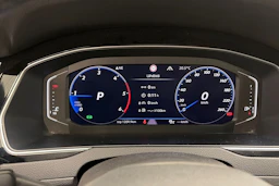 valkoinen Volkswagen Passat 2020 kuva 17.
