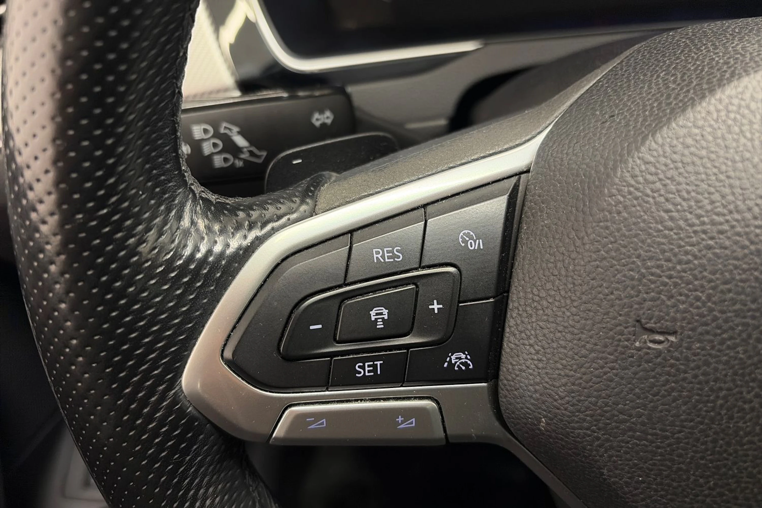 valkoinen Volkswagen Passat 2020 kuva 18.