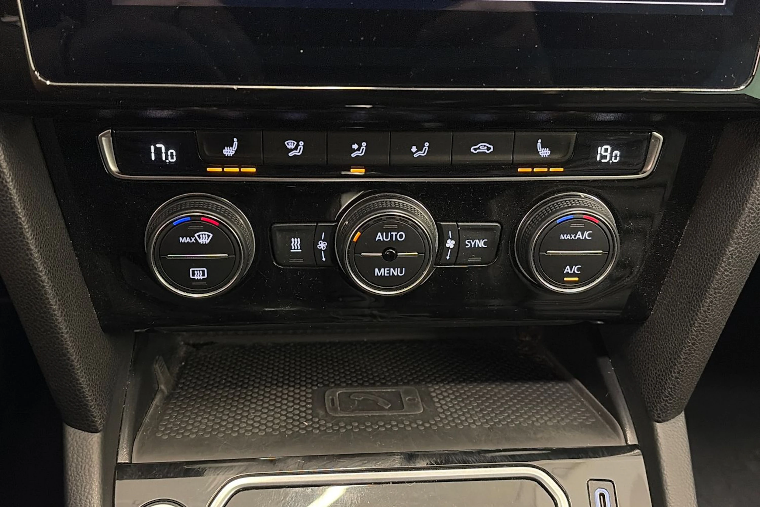 valkoinen Volkswagen Passat 2020 kuva 27.