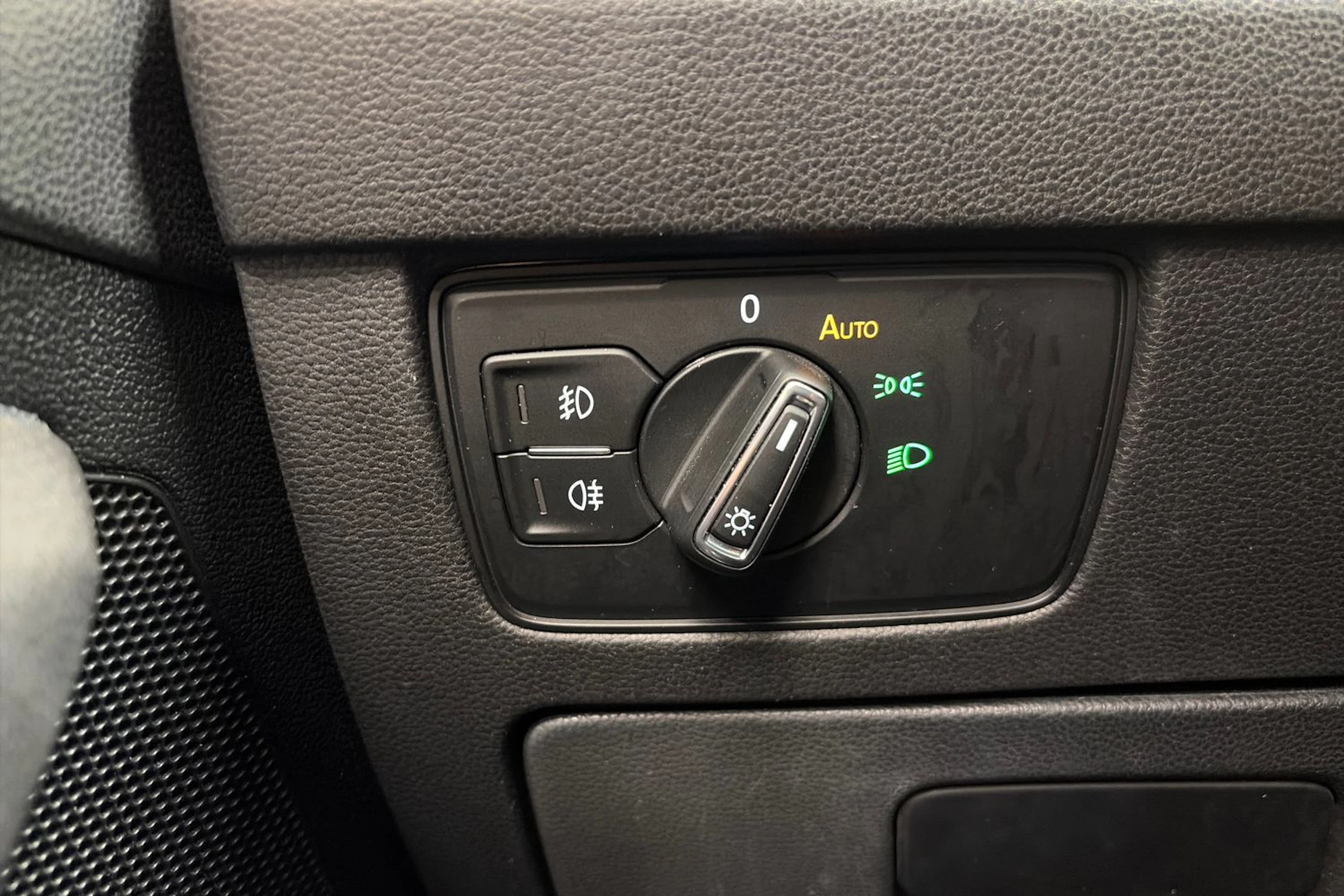 valkoinen Volkswagen Passat 2020 kuva 28.