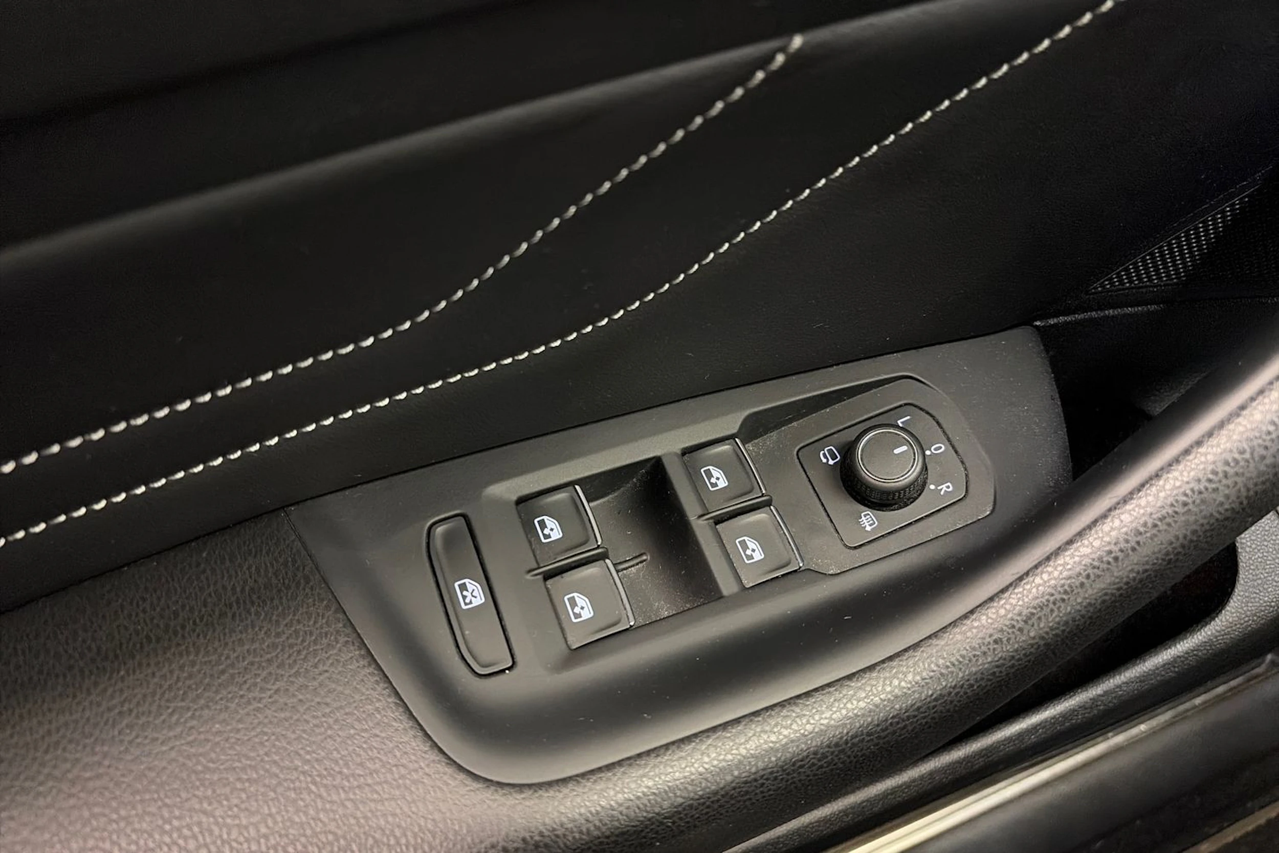valkoinen Volkswagen Passat 2020 kuva 29.