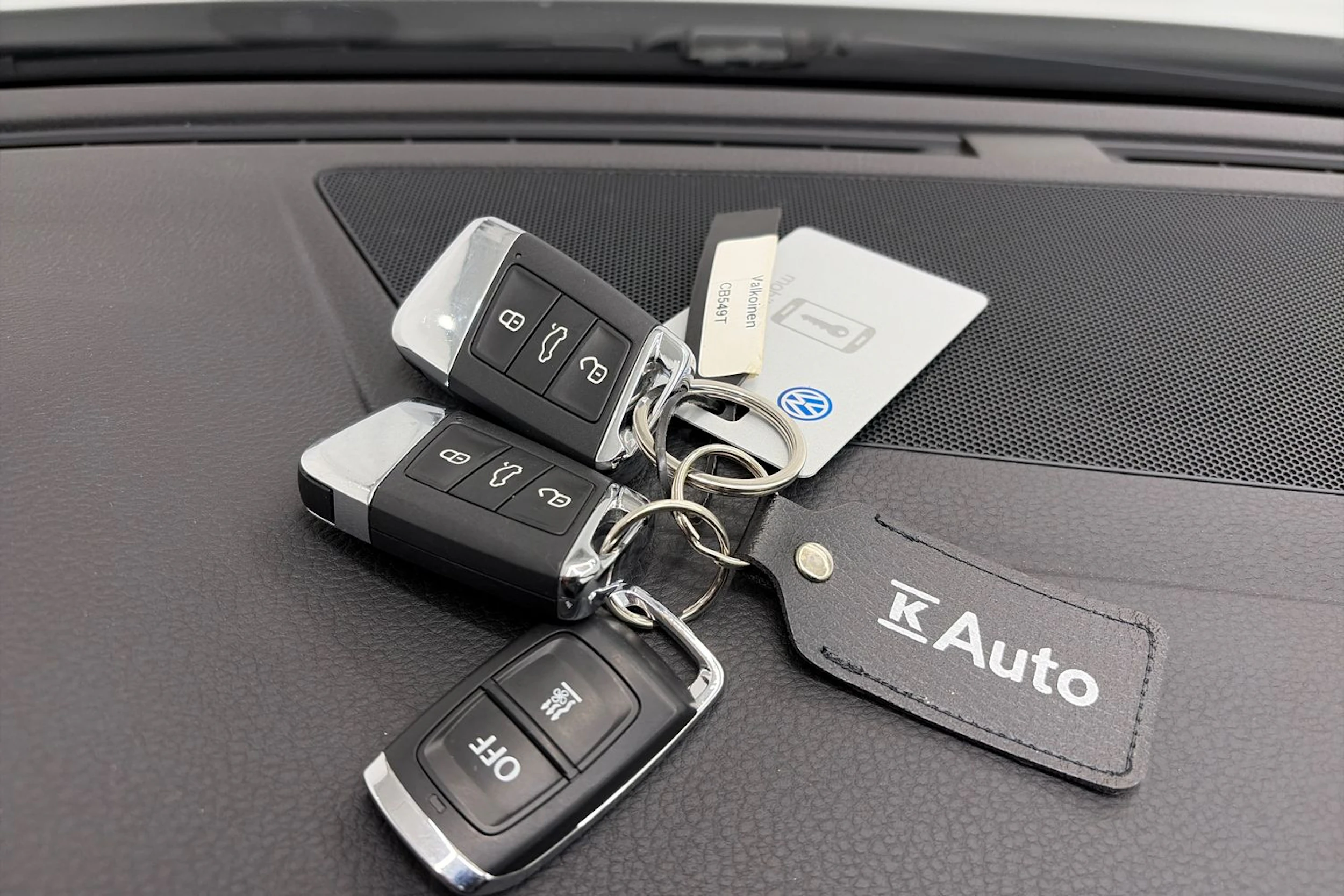 valkoinen Volkswagen Passat 2020 kuva 30.