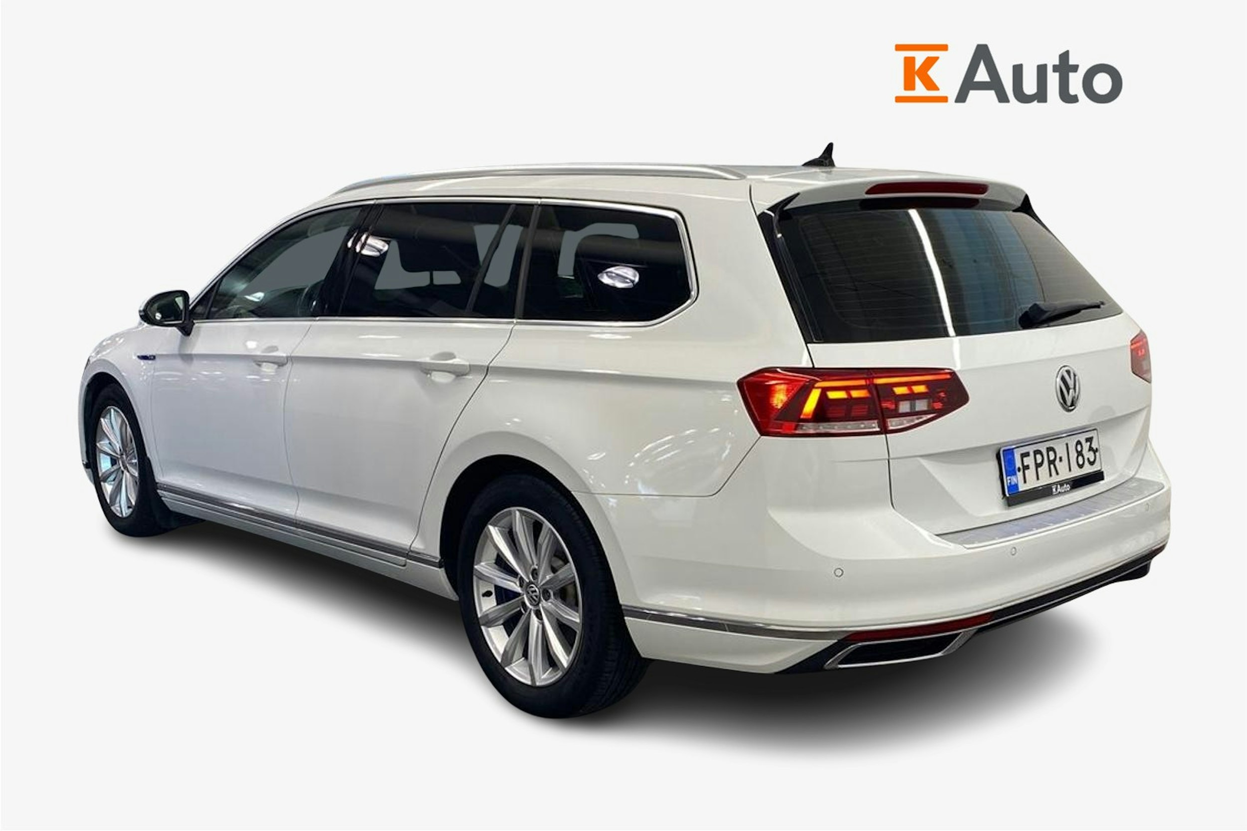 valkoinen Volkswagen Passat 2020 kuva 2.