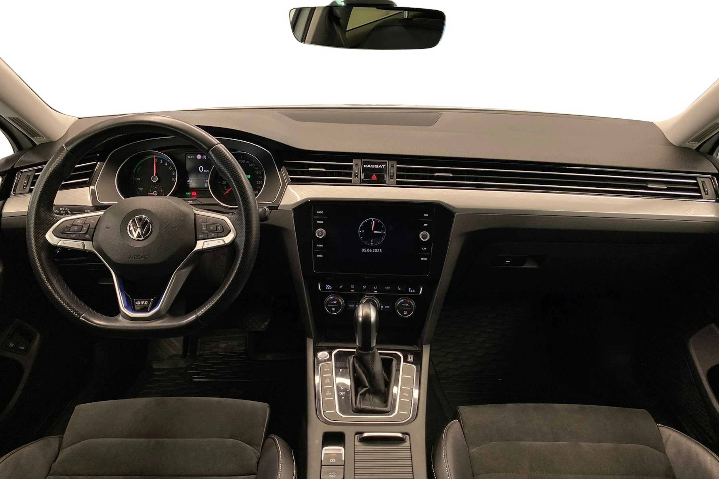 valkoinen Volkswagen Passat 2020 kuva 9.
