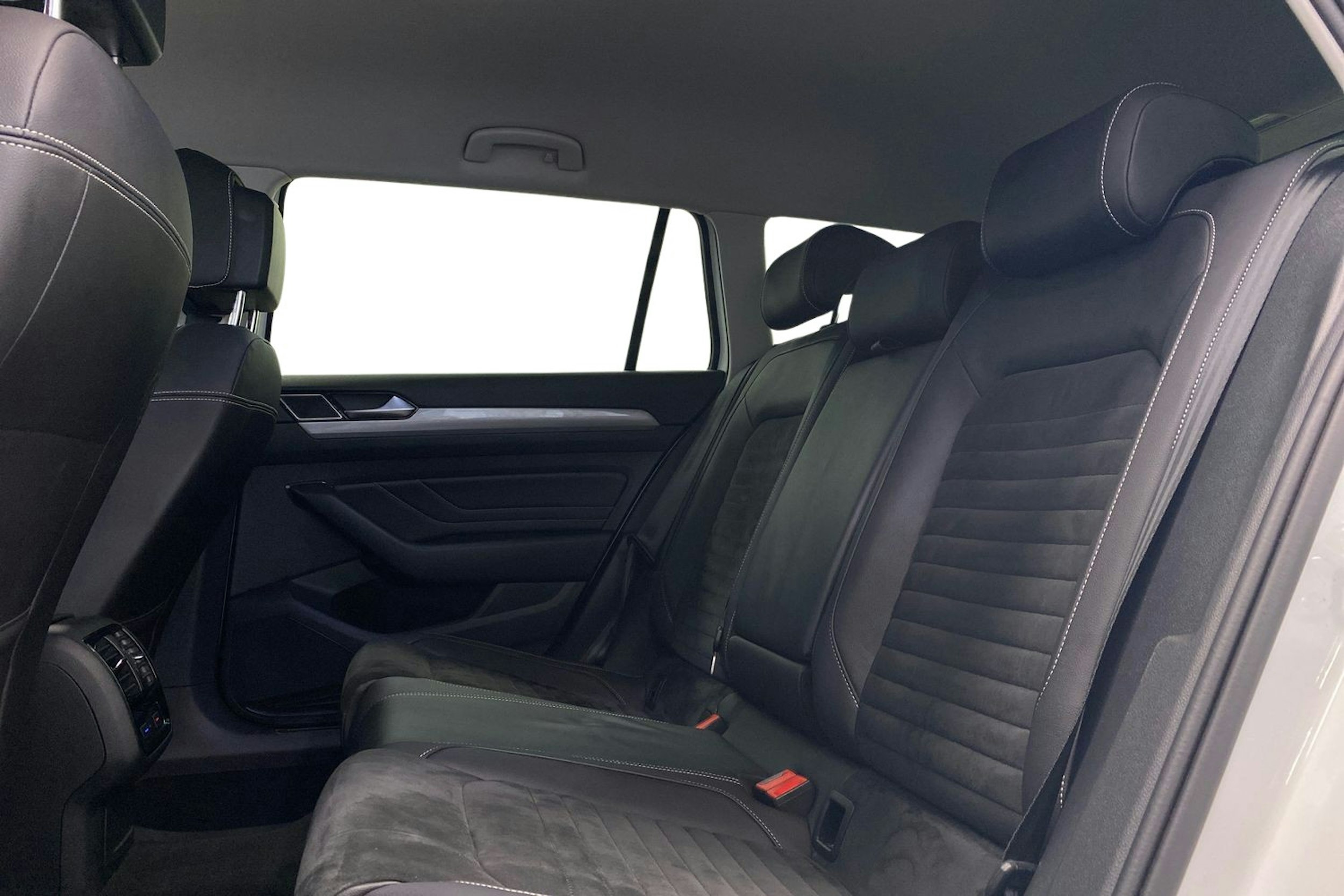 valkoinen Volkswagen Passat 2020 kuva 10.