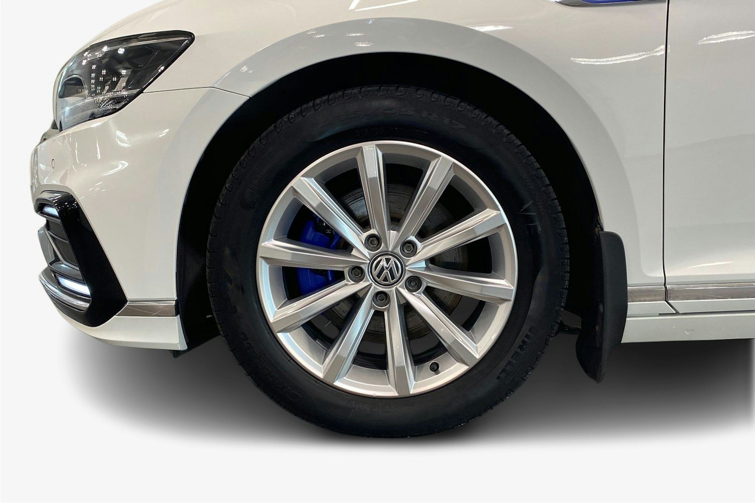 valkoinen Volkswagen Passat 2020 kuva 11.