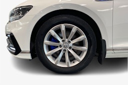 valkoinen Volkswagen Passat 2020 kuva 11.