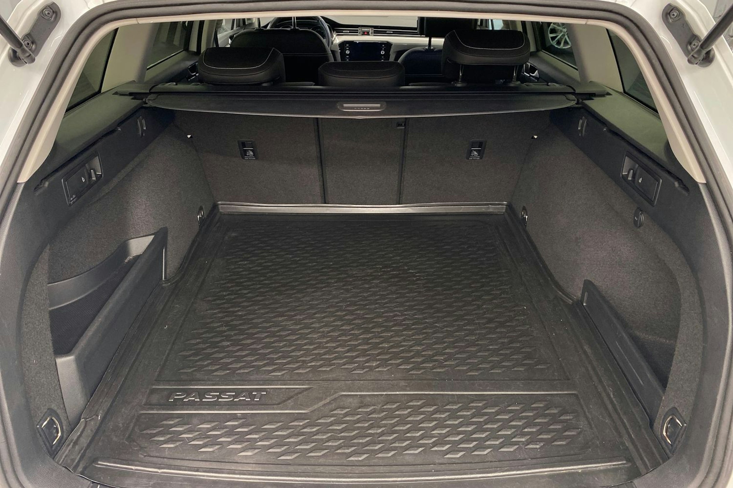 valkoinen Volkswagen Passat 2020 kuva 14.