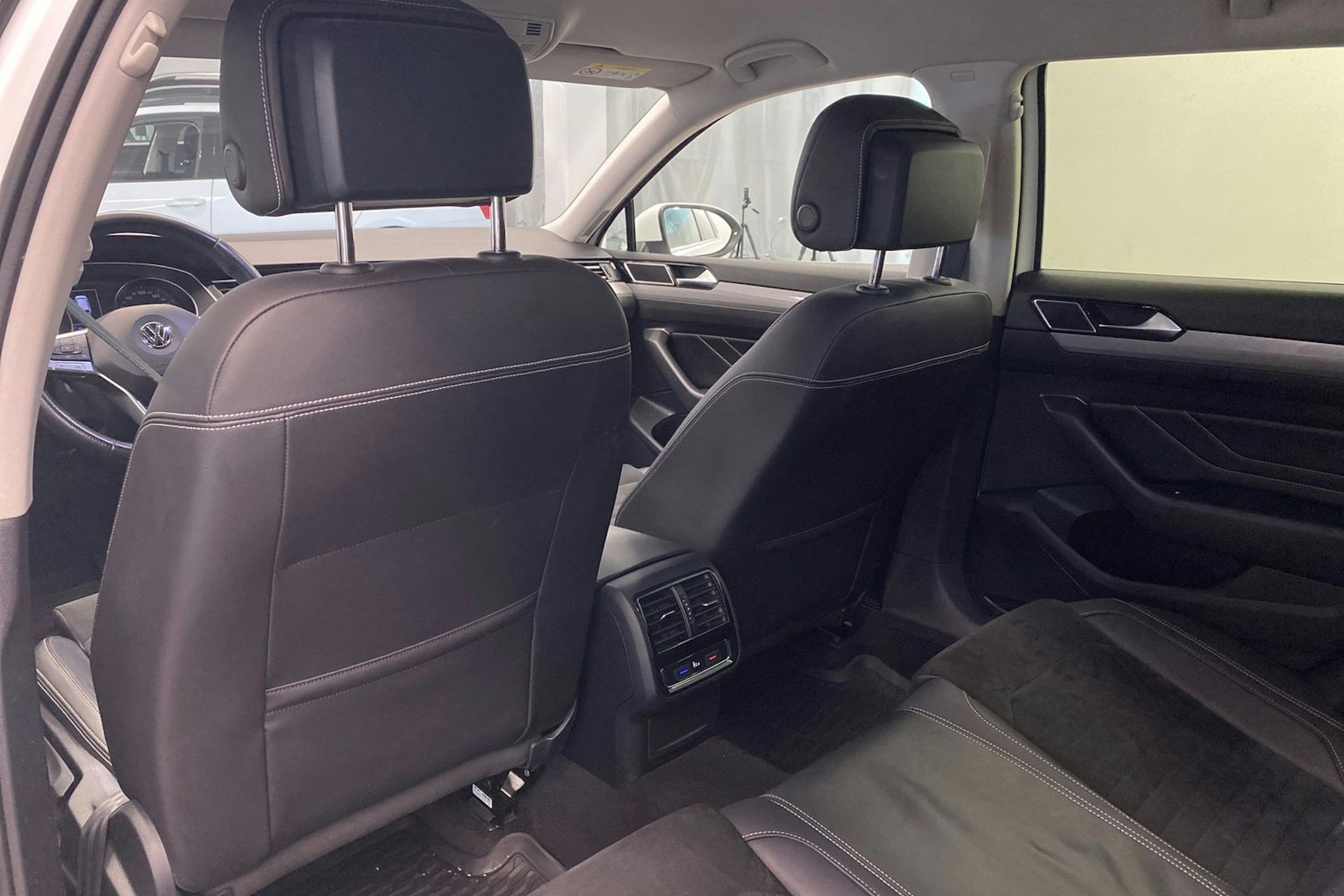 valkoinen Volkswagen Passat 2020 kuva 15.