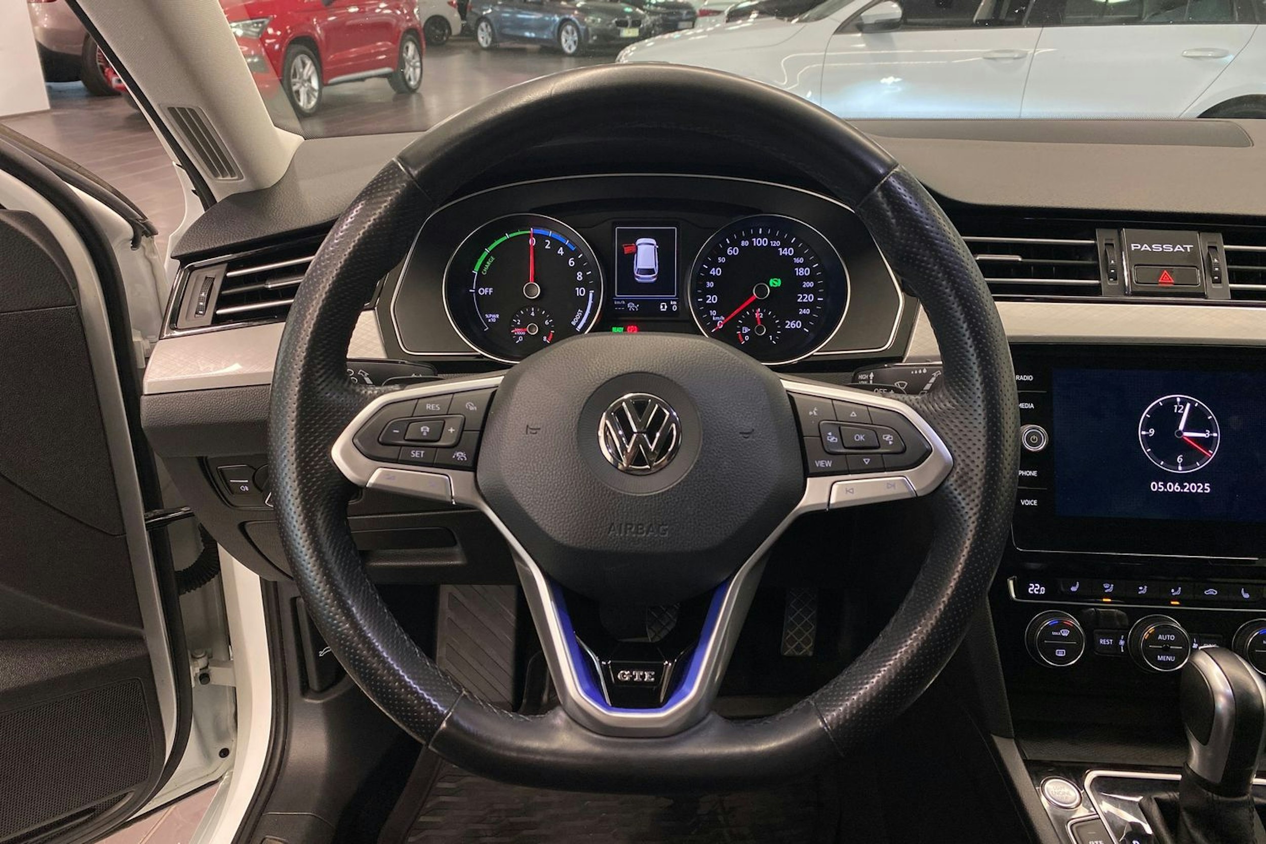 valkoinen Volkswagen Passat 2020 kuva 16.