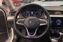 valkoinen Volkswagen Passat 2020 kuva 16.