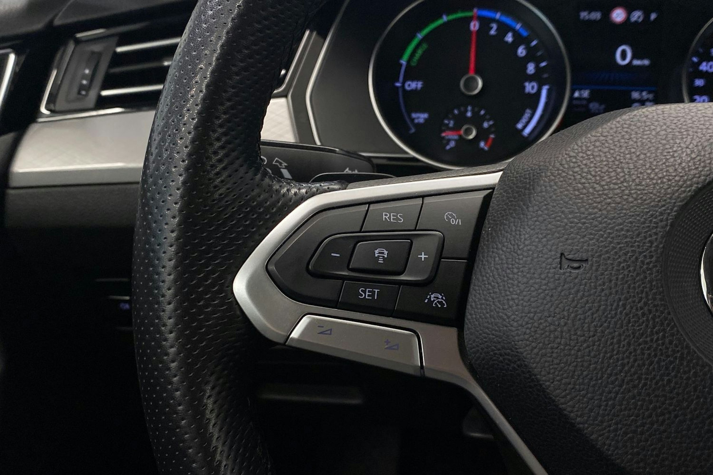 valkoinen Volkswagen Passat 2020 kuva 18.