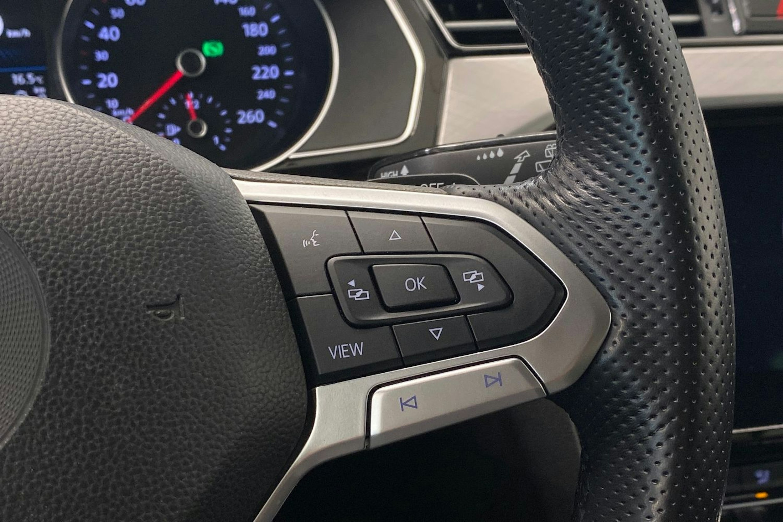 valkoinen Volkswagen Passat 2020 kuva 19.