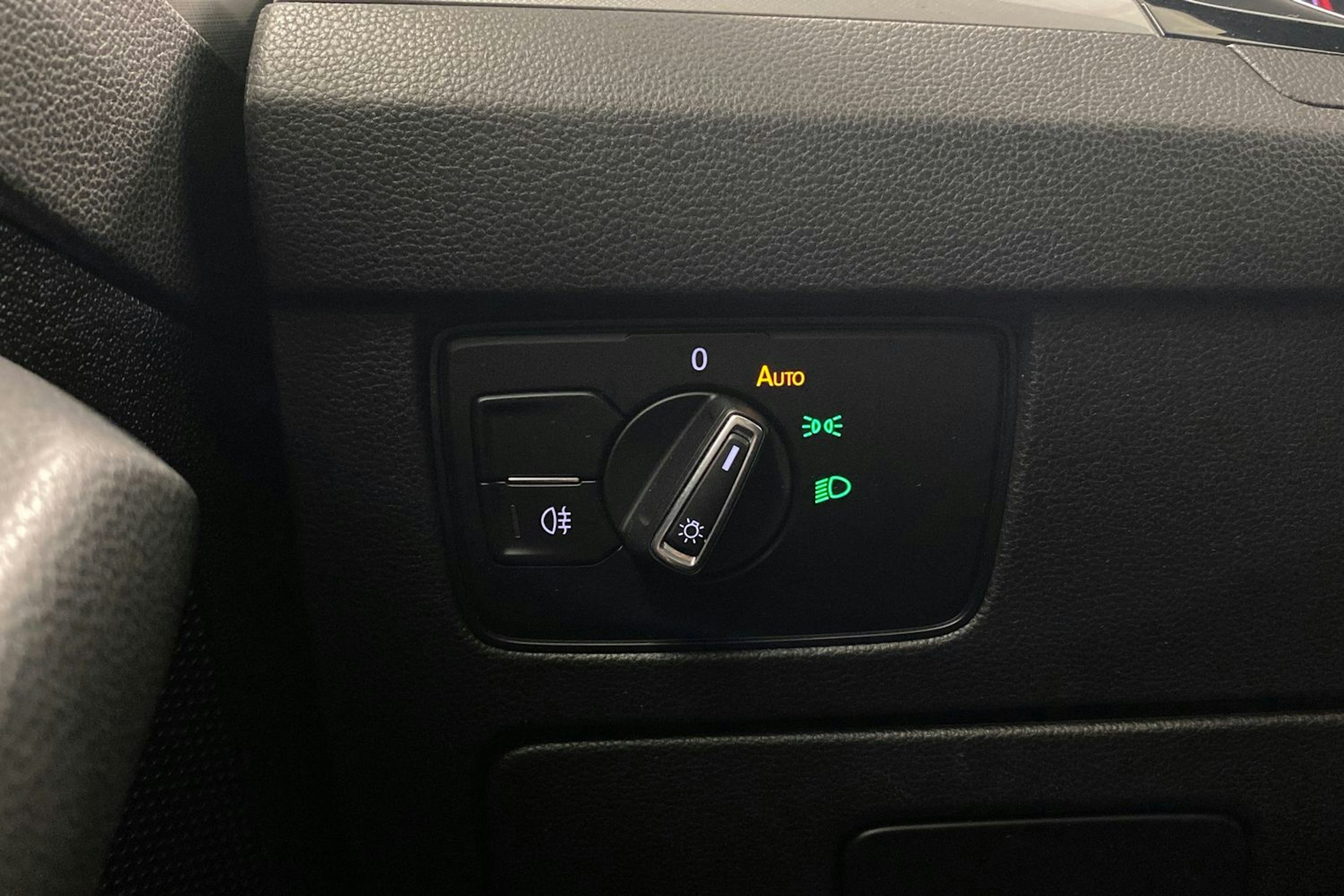 valkoinen Volkswagen Passat 2020 kuva 20.