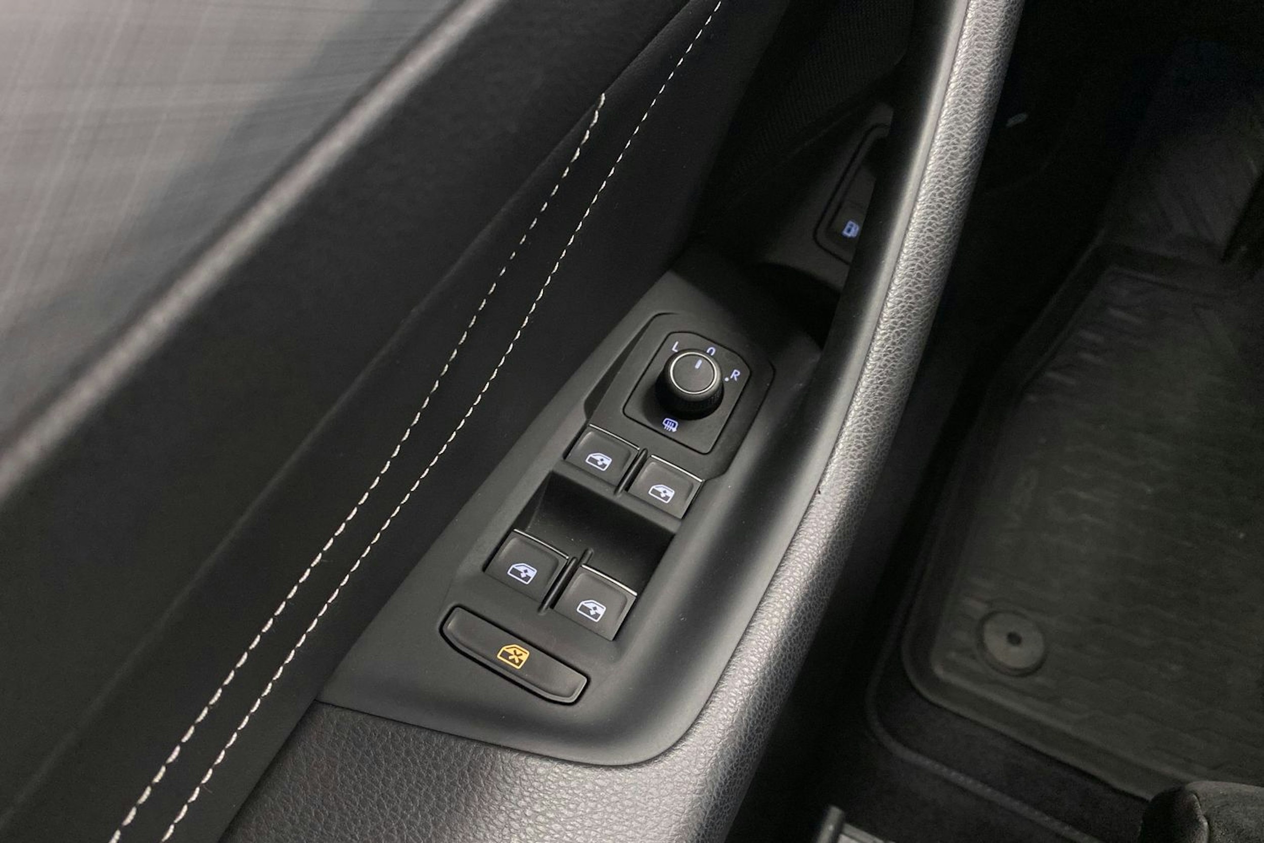 valkoinen Volkswagen Passat 2020 kuva 21.