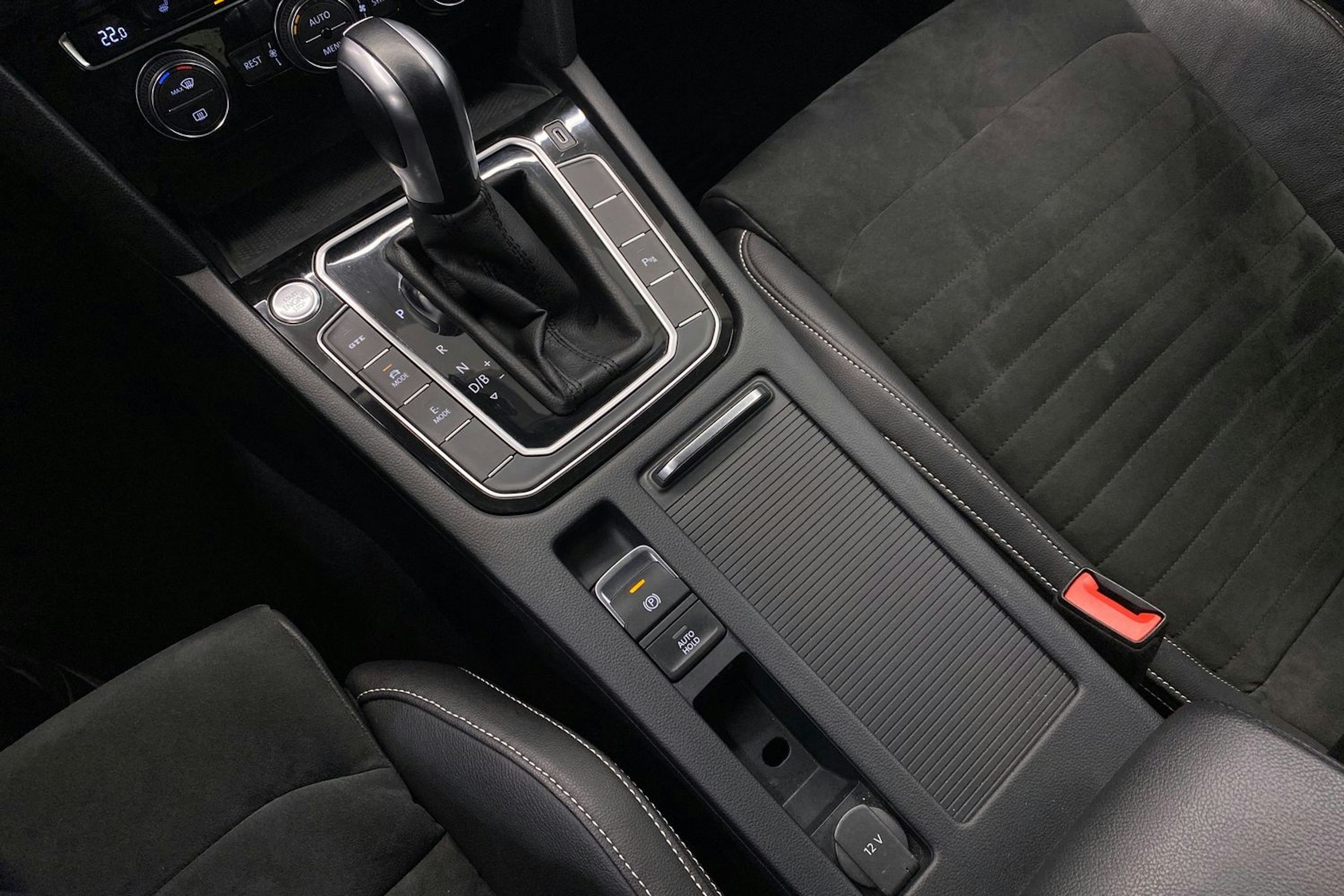 valkoinen Volkswagen Passat 2020 kuva 23.