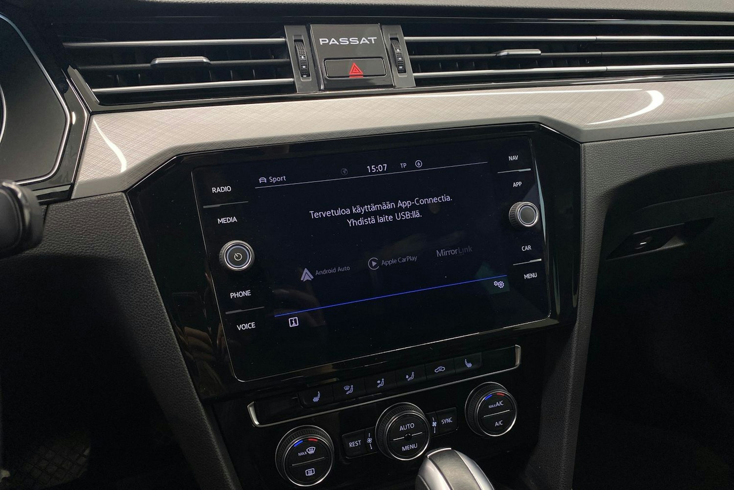 valkoinen Volkswagen Passat 2020 kuva 24.