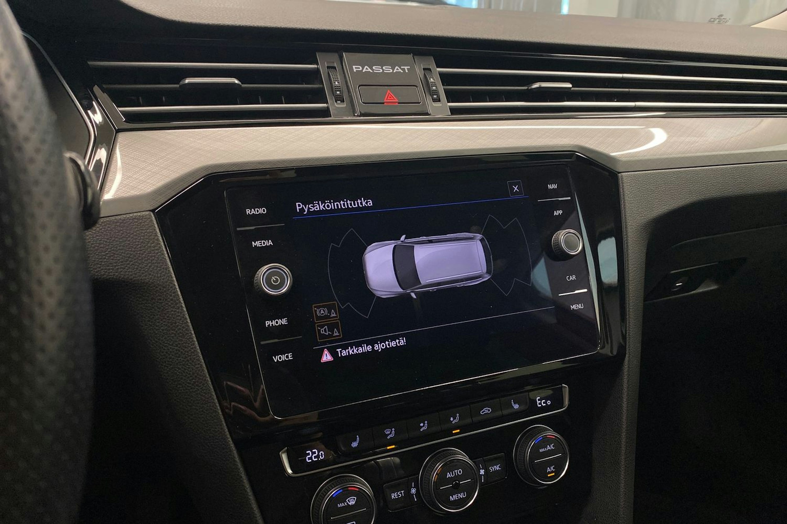 valkoinen Volkswagen Passat 2020 kuva 26.