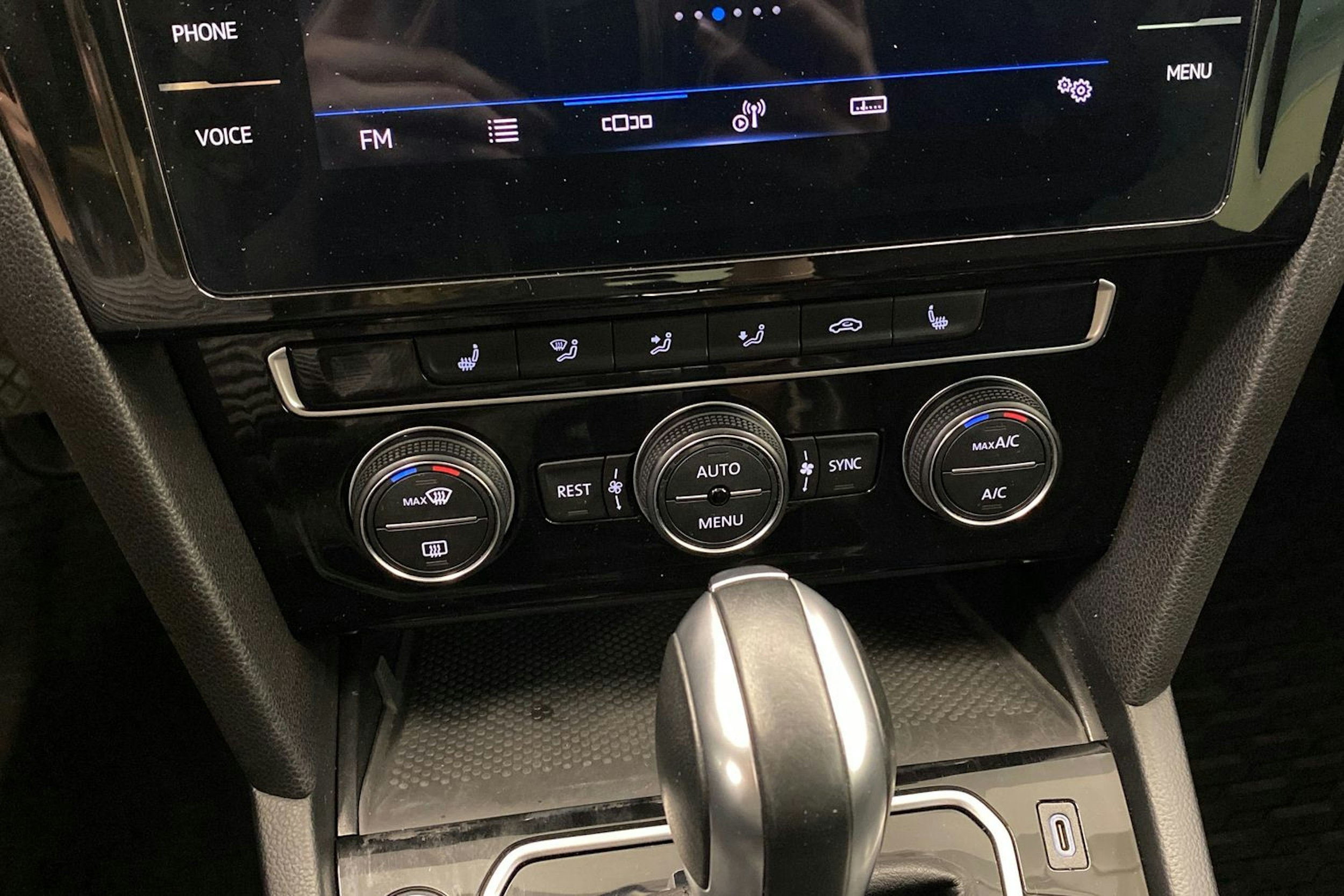valkoinen Volkswagen Passat 2020 kuva 27.