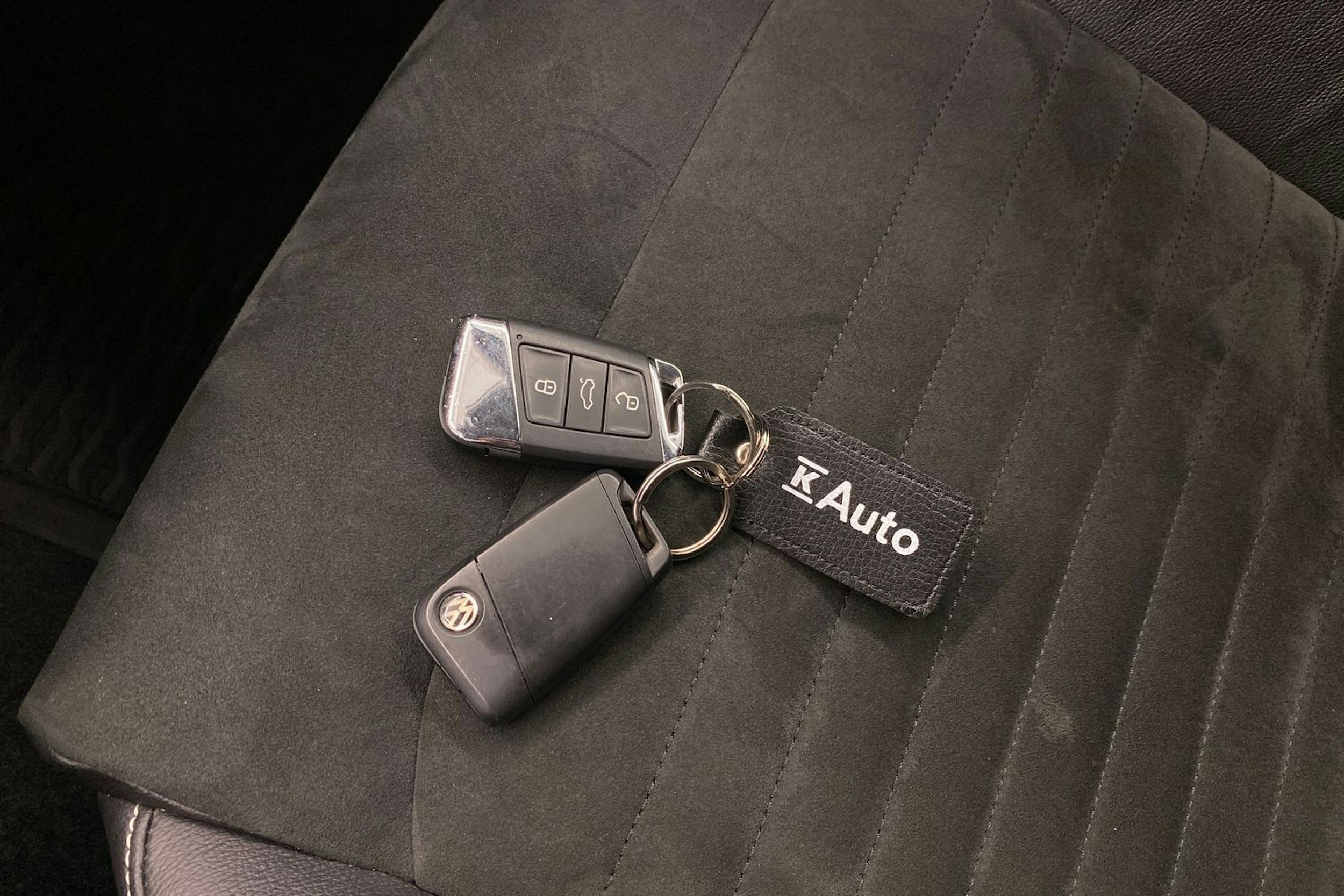 valkoinen Volkswagen Passat 2020 kuva 28.
