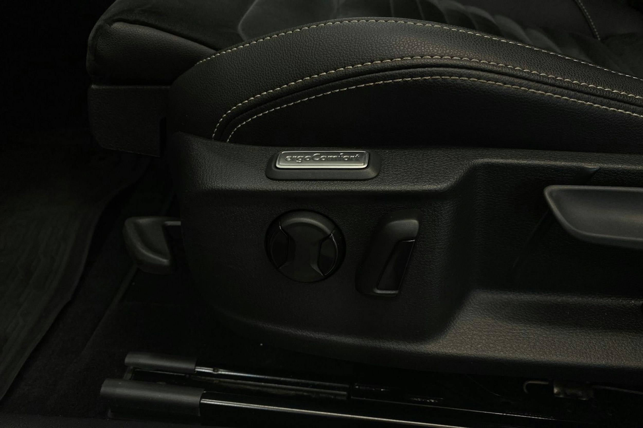 valkoinen Volkswagen Passat 2020 kuva 29.