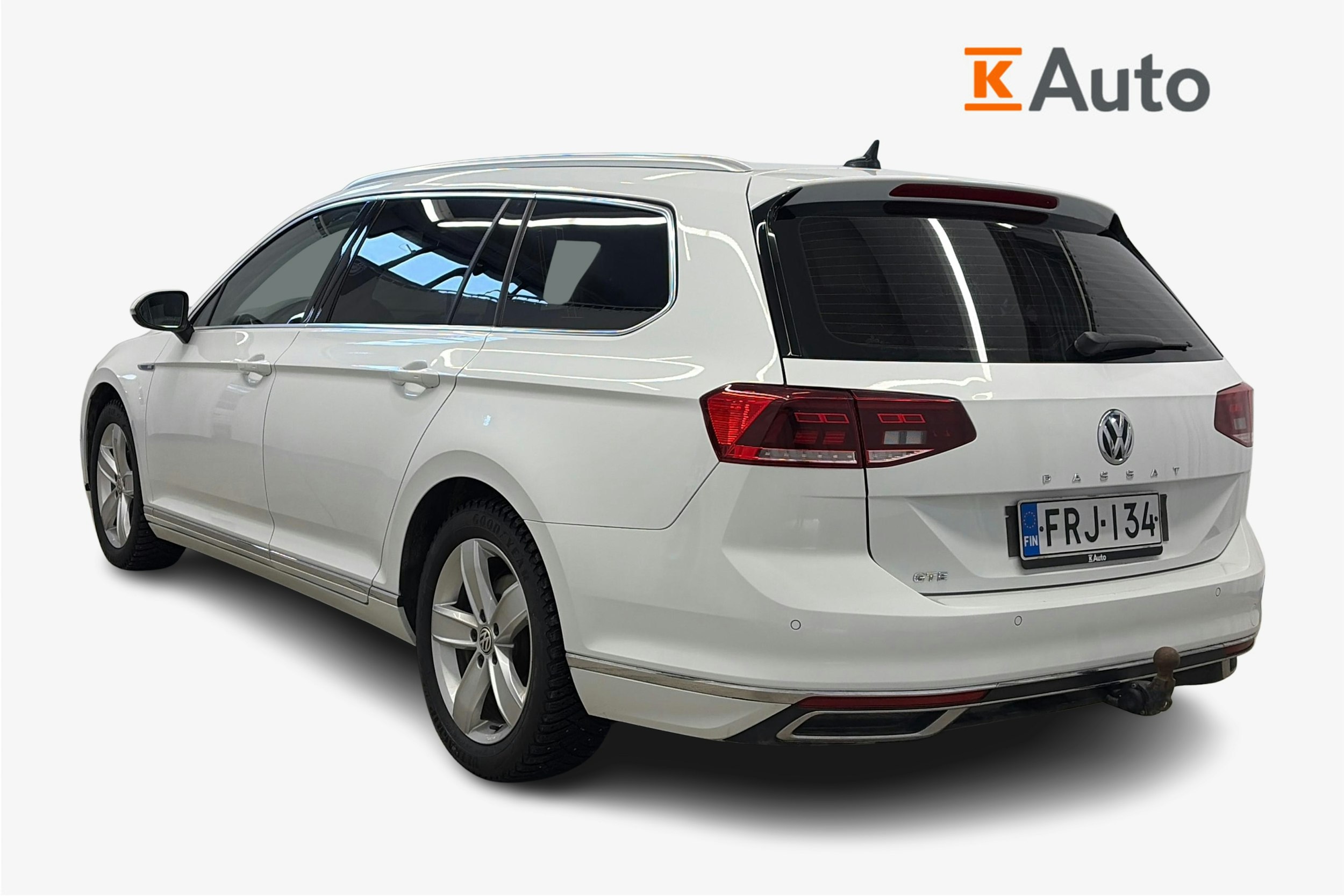 valkoinen Volkswagen Passat 2020 kuva 5.