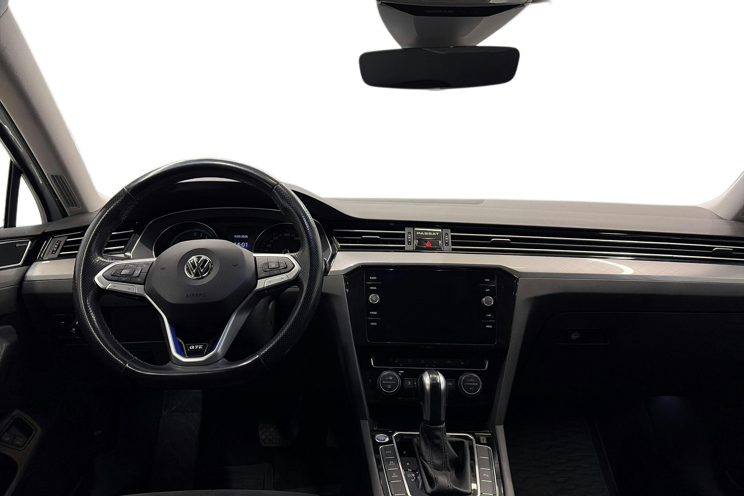 valkoinen Volkswagen Passat 2020 kuva 10.