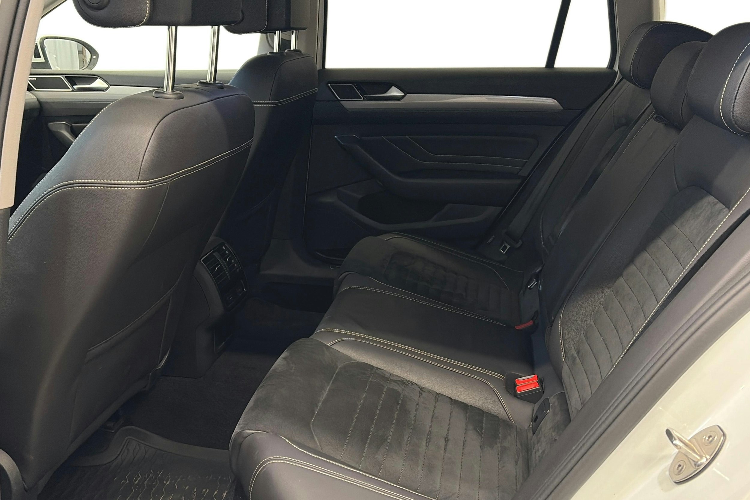 valkoinen Volkswagen Passat 2020 kuva 11.