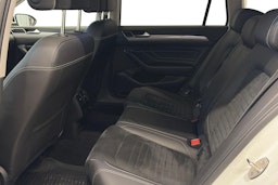 valkoinen Volkswagen Passat 2020 kuva 11.