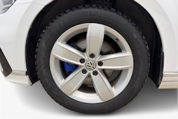 valkoinen Volkswagen Passat 2020 kuva 12.