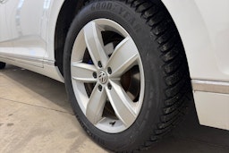 valkoinen Volkswagen Passat 2020 kuva 13.