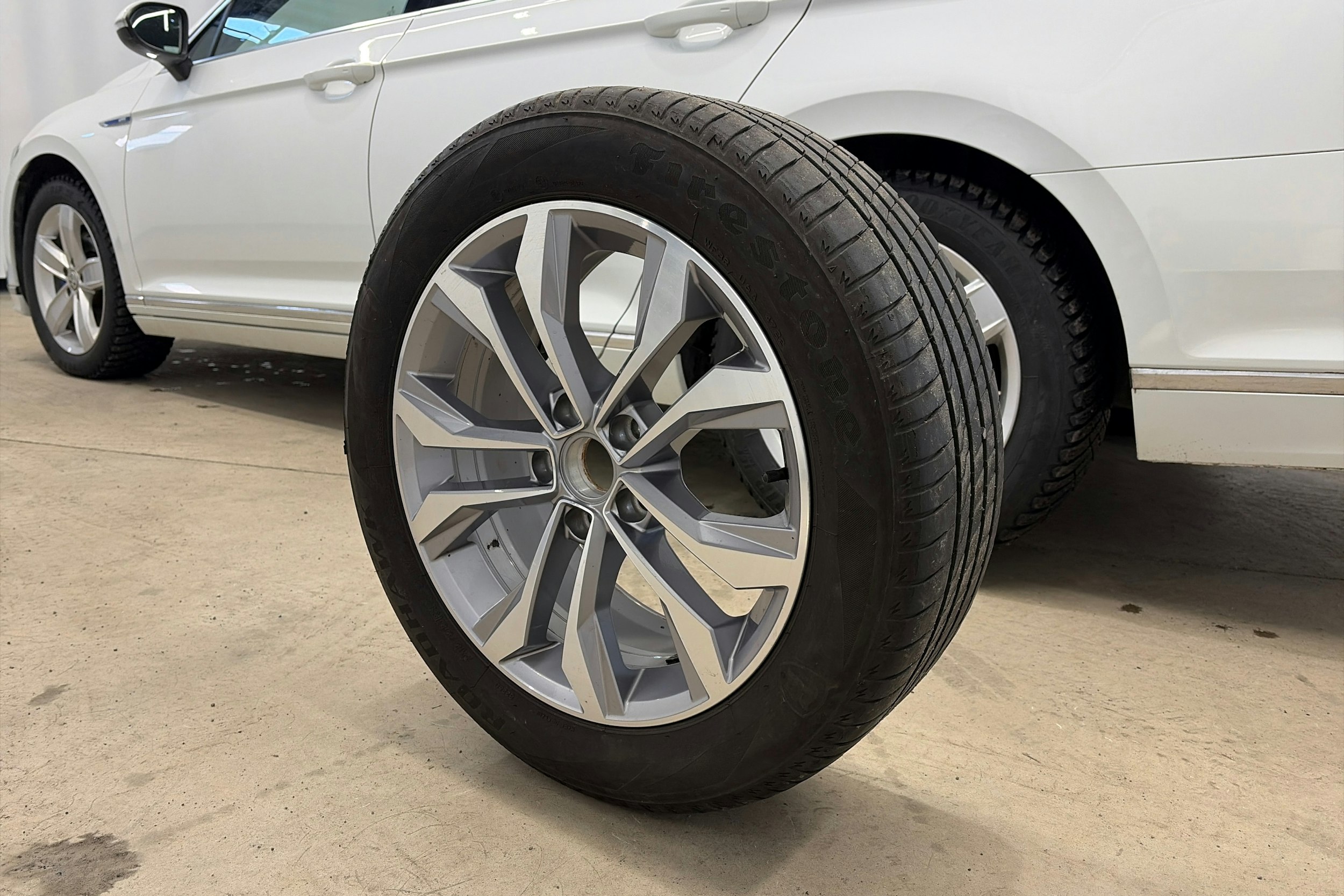 valkoinen Volkswagen Passat 2020 kuva 14.