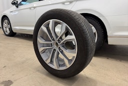 valkoinen Volkswagen Passat 2020 kuva 14.