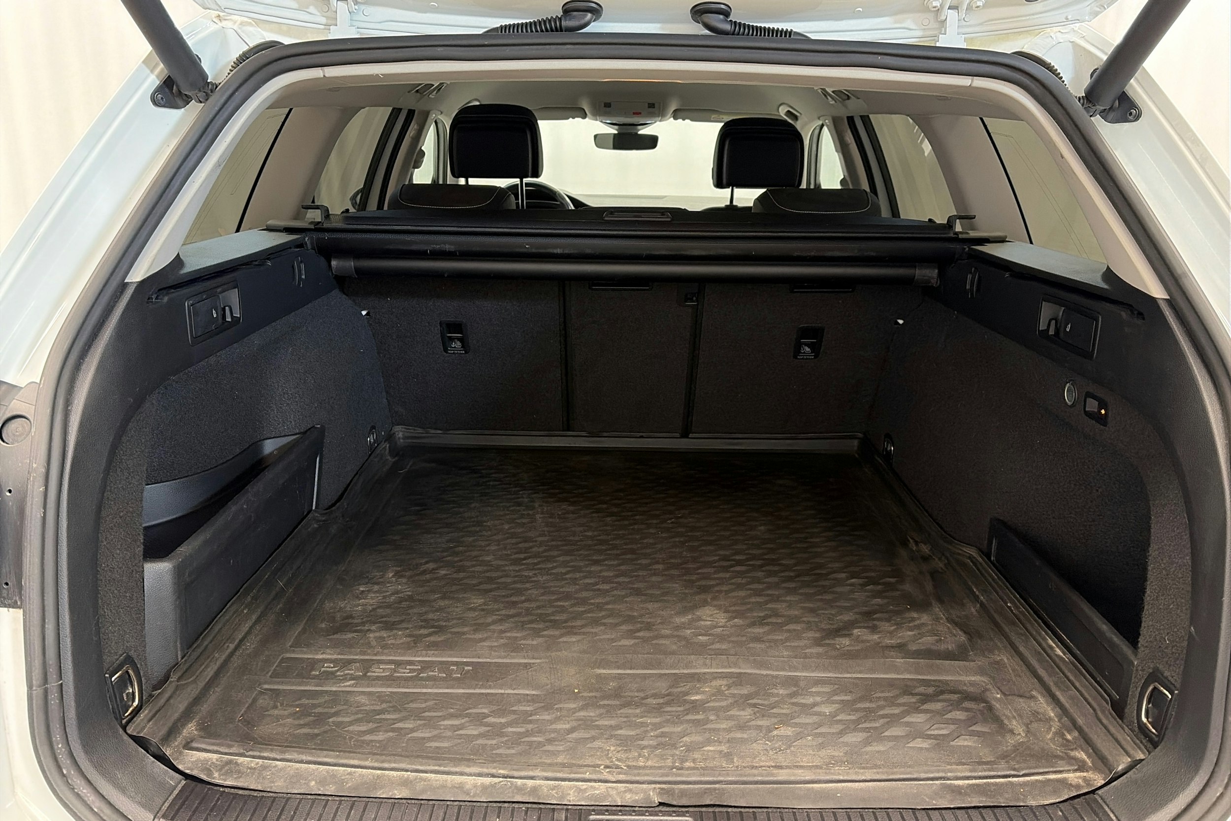 valkoinen Volkswagen Passat 2020 kuva 15.
