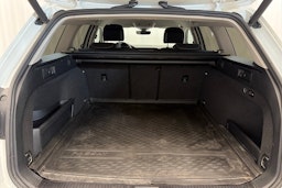 valkoinen Volkswagen Passat 2020 kuva 15.