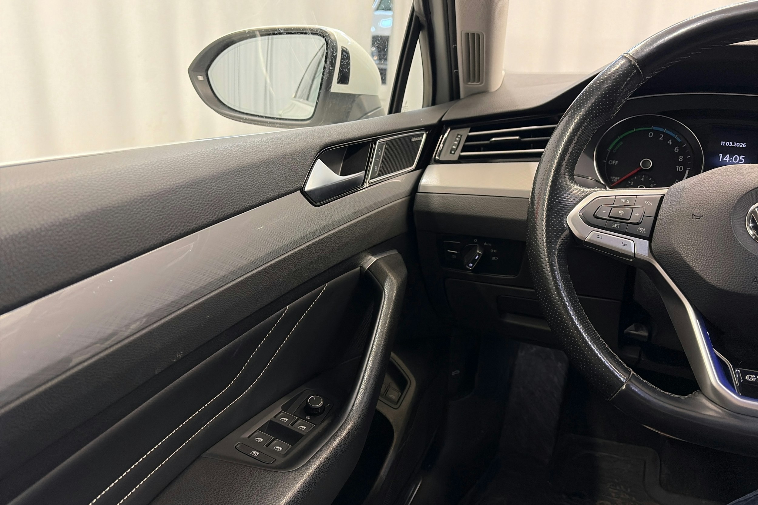 valkoinen Volkswagen Passat 2020 kuva 16.