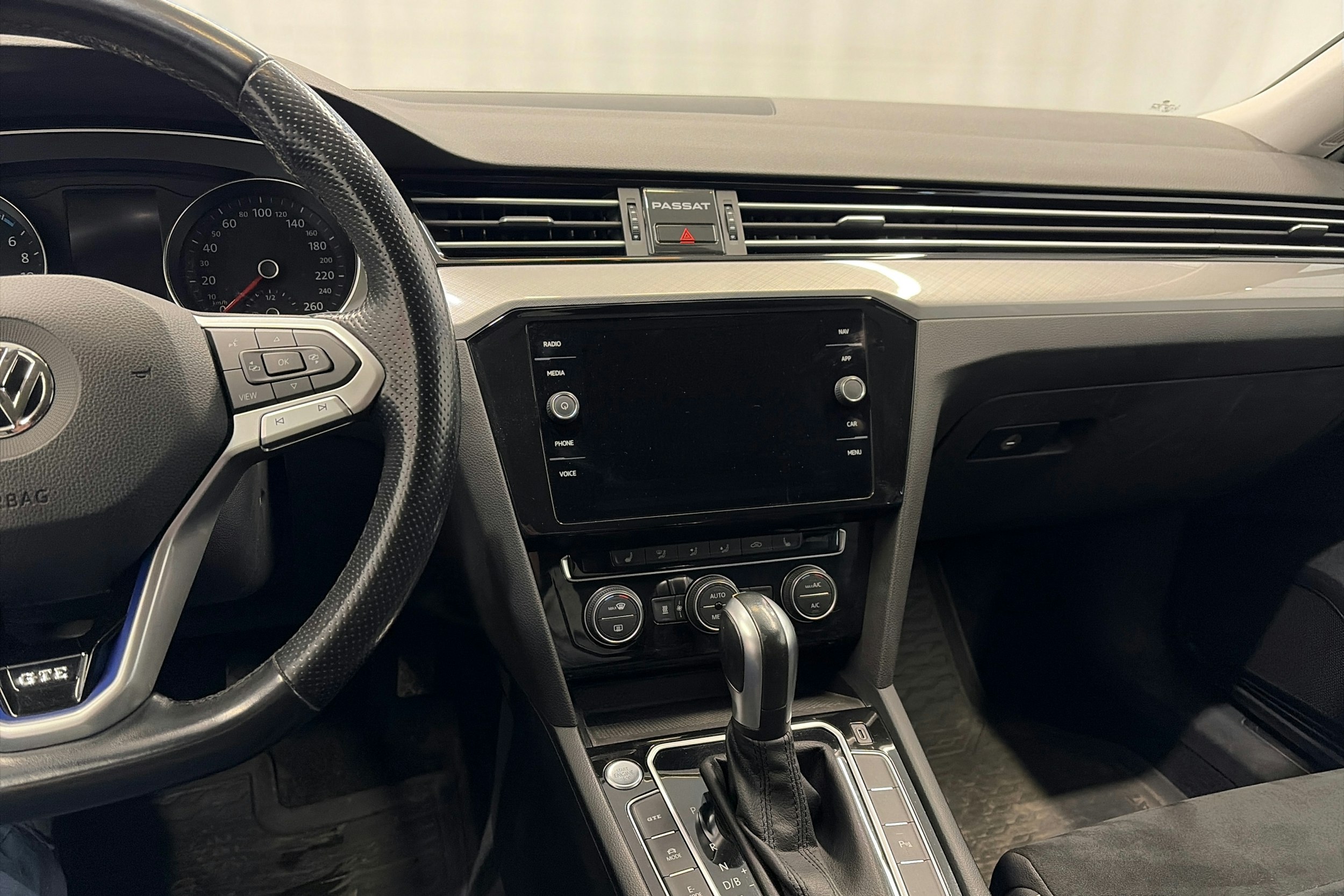 valkoinen Volkswagen Passat 2020 kuva 17.