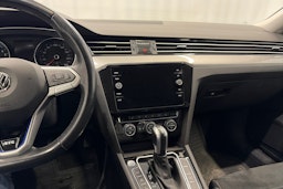 valkoinen Volkswagen Passat 2020 kuva 17.