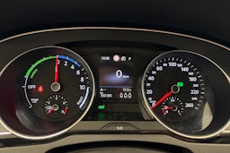 valkoinen Volkswagen Passat 2020 kuva 18.